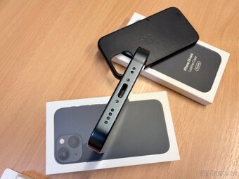 iPhone 13 mini 128 GB Midnight + Apple Leather Case + Spigen - 4