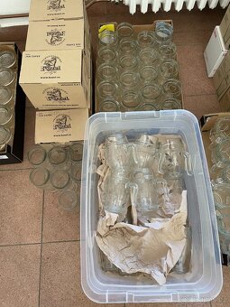 Pivní sklo 340 ks, Nealko sklo 60 ks. 10.000,- nebo 35,-/ks - 4