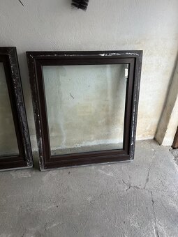 Prodám 2 hnědá okna 1,05m x 1,20m v pěkném stavu - 4