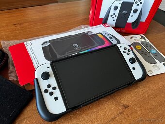 Nintendo Switch OLED + hra a pevný obal (výborný stav) - 4