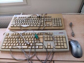Starý počítač s příslušenstvím. - 4