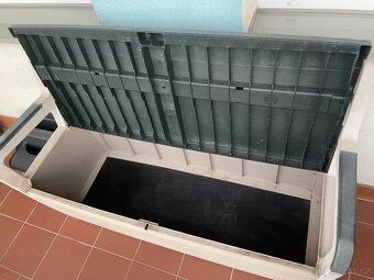 Plastová lavice s úložným prostorem – za symbolickou cenu - 4
