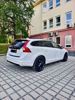 Volvo V60 2.4D D6/208kwPlug-in Hybrid,Summum,AWD, pěkný vůz - 4