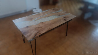 Konferenční stolek nový, dřevěný - jabloň / epoxid - 4