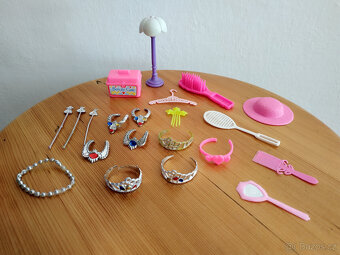 Oblečení, doplňky a šperky na Barbie + 4 panenky Barbie - 4