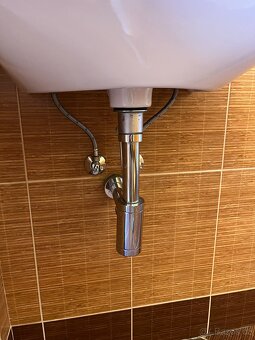 Prodám dvě použitá umyvadla a použitý žebřík (topení) - 4