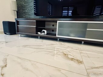 Kvalitní nábytek - televizní stolek - 4