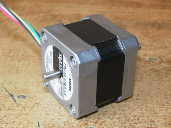 Krokový motor VEXTA PK244-03BA-C8, průchozí osa - 4