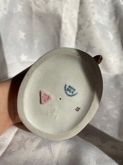 Porcelánová soška dívky s holibicemi - 4