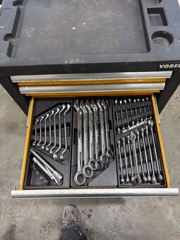 Vybavený vozík s nářadím a kompresor - 4