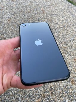 iPhone SE 2020 - baterie 100% - 4