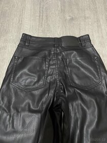 Prodám kožené dívčí kalhoty vel. XS zn. Bershka - 4