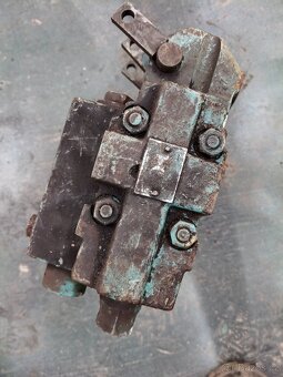 Hydraulický rozvaděč 3 sekce - 4