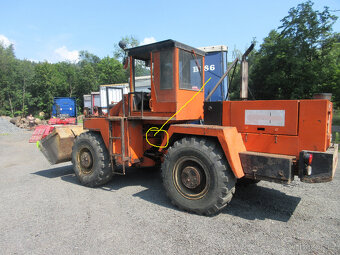 Kolový NAKLADAČ ZTS UNK 320 - 4