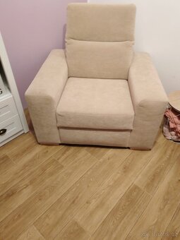 KRÉMOVÉ POHODLNÉ KŘESLO + TABURET– komfort a praktičnost - 4