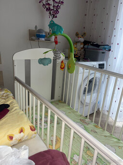 Dětská postýlka se spouštěcí bočnicí. - 4