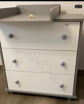 Dětský nábytek - postýlka, přebalovací pult a skříň - 4
