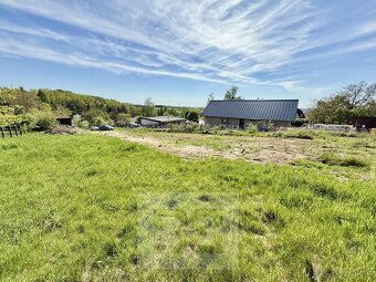 Stavební pozemek v klidné obci Turkovice v okrese Praha-výc - 4