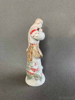 Porcelánová soška Dívka s kalinou 25 cm, Polonne USSR - 4
