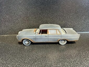 Mercedes Benz W111 220 SE heckflosse barn find 1:18 - 4