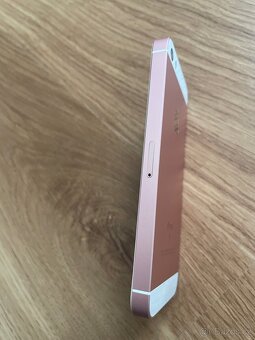 iPhon SE růžový + tři obaly - 4