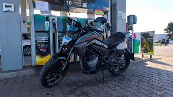 CF Moto 300NK - 2023 naj. 4900 km + T-BOX - stále v záruce - 4