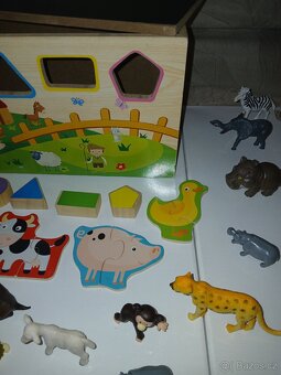 Dřevěná skříňka s tvary, kostky a zvířátka dle fotek - 4
