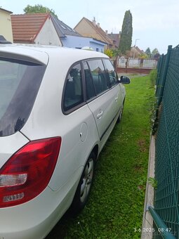 Havarovaná Škoda Fabia combi 2 - 4