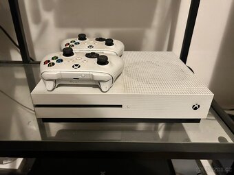 Xbox One S (1TB) + 2 ovladače + 10 Her - 4