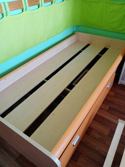 POSTELE A KOMODY - 2 x rám postele s roštem + 2 ks komody - 4