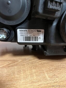 Volvo světlomety pravý 30784250 levý 30784248 - 4