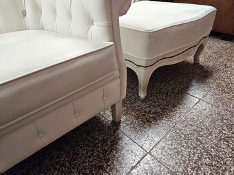 CHESTERFIELD ŠTÝL,KOŽENÁ BIELA 3+1+1+TABURET - 4