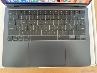 MacBook AIR 13.6" M2/16/1TB 10GPU Bat 82,6% Hezký stav - 4