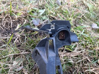 Držáky světel BMW E90 - 4