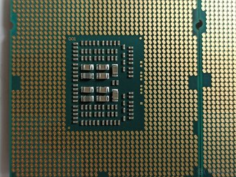 2x Intel Xeon E5-2407 v2 (Pár do serveru, Socket LGA1356) - 4