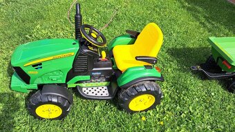 Prodám zánovní dětský elektrický traktůrek John Deere - 4