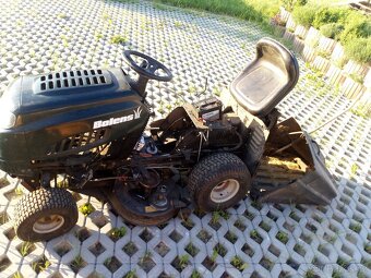 Zahradní traktůrek Bolens-vadný motor - 4