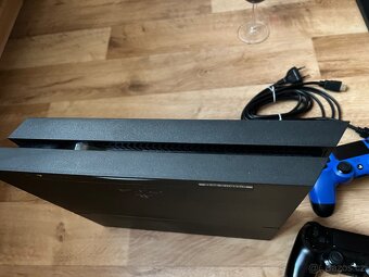 Sony PlayStation 4 1TB včetně 2 originálních ovladačů PS4 - 4