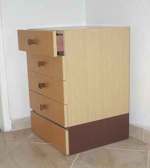 Nabízím praktickou skříňku se zásuvkami - 4