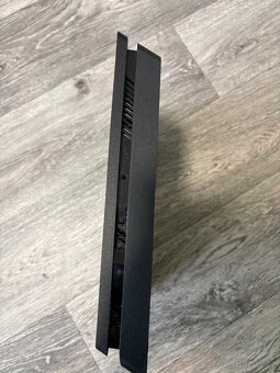 Playstation 4 slim (1 TB) - 4