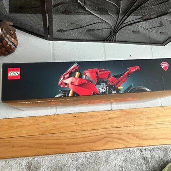 Nové LEGO Technic 42202 Motorka Ducati Panigale V4 S - 4