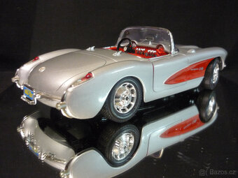 Chevrolet Corvette 1957 stříbrný Bburago 1/18 - 4