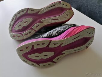 tenisky zn. Asics Novablast 3 - 4
