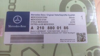 Nový znak na kapotu Mercedes - 4