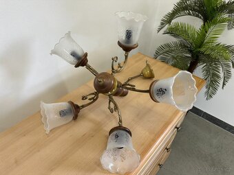 Závěsný rustikální lustr 5-ti ramenný s pískovaným sklem. - 4