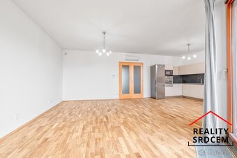 Pronájem prostorného bytbytu 4+kk s balkónem, lodžií i parko - 4