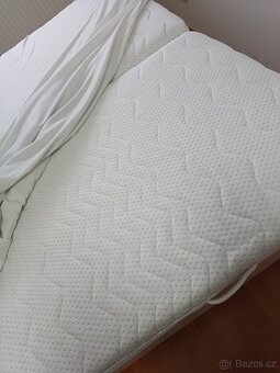 Manželská postel bílá s rostem a matracemi - 4