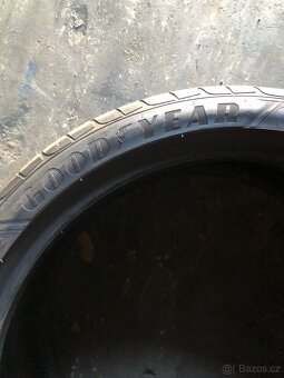 255/35/19 prodám 2 ks letních pneu - 4