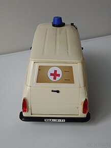 Sanitka Škoda 1203 KDN stará hračka Kaden - 4