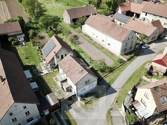 Rodinný dům 6+2 situovaný na klidném místě v centru obce Kru - 4